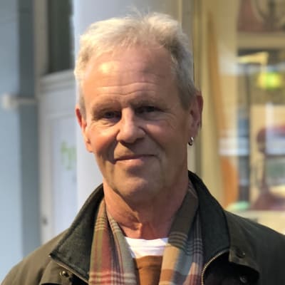 Professor Göran Djupsund intervjuad i köpcentrum i Mariehamn.