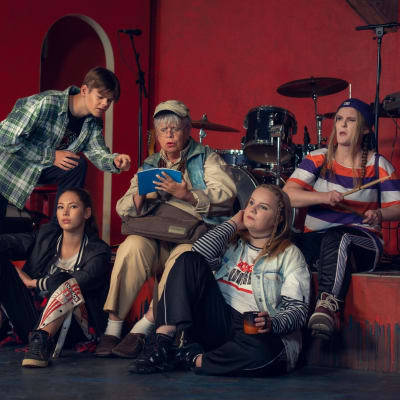 Från vänster på scen: Christoffer Rönnholm, Wilma Sundqvist, Skini Lindgård, Emma Lindgård, Lisa Taulio