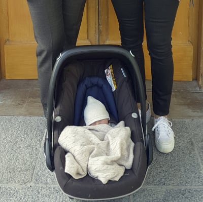 Prins Carl Philip och prinsessan Sofia med sin nyfödda son