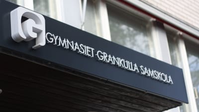 Ingången till Gymnasiet Grankulla samskola.