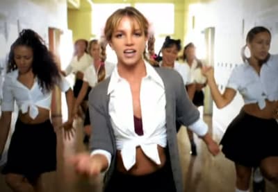 Britney Spears iklädd en avklädd skolflicksuniform i videon till "Baby one more time".