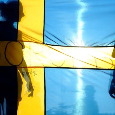 Sveriges flagga med skuggor