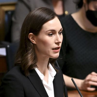 Sanna Marin puhuu eduskunnassa.