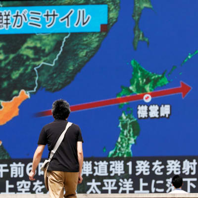 Japanilainen mies katsoi Tokiossa japanilaiskanavan tv-ohjelman lähetystä Pohjois-Korean ohjuslaukaisusta 29. elokuuta 2017.