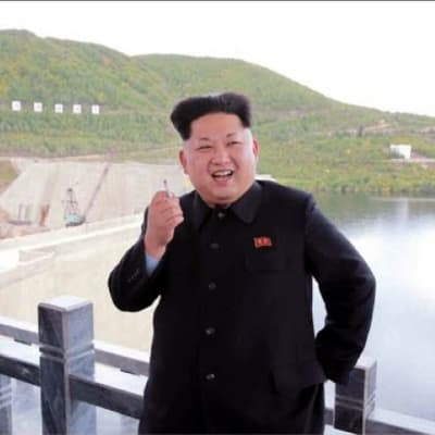 Kim Jong-un tupakan kanssa