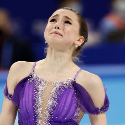 Kamila Valijeva gråter efter sitt korta program i Peking 2022.