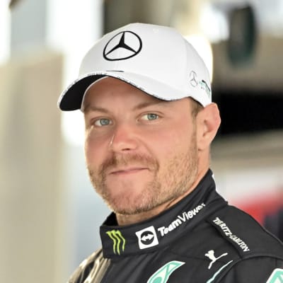 Lewis Hamilton och Valtteri Bottas samtalar i depån.