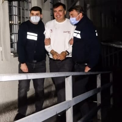 Georgiens tidigare president Mikhail Saakasjvili greps på fredagen, genast efter att han återvänt till hemlandet. Den här bilden är en skärmdump från det georgiska inrikesministeriets video på gripandet. 