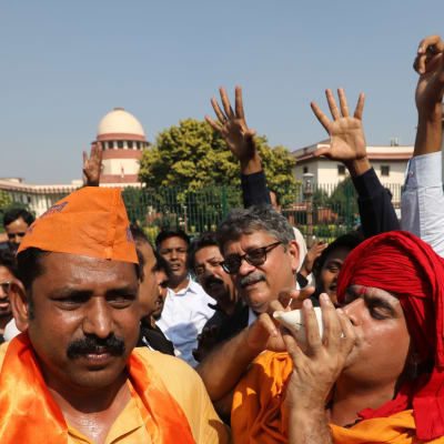 Hindut juhlivat Intian korkeimman oikeuden päätöstä New Delhissä.
