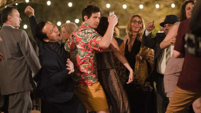 Nyales (Andy Samberg) dansar inklämd mellan en massa andra människor.