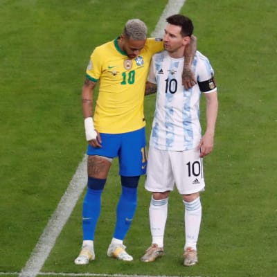 Neymar och Lionel Messi håller om varandra.