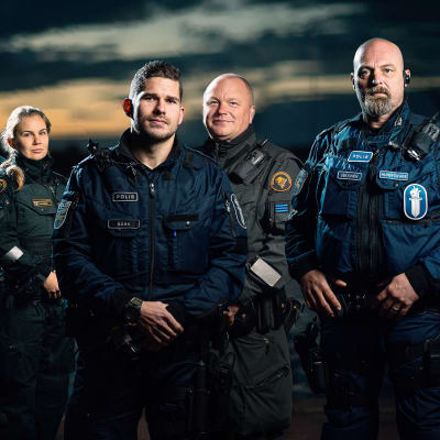 Sju poliser och sjöbevakare står utomhus. Bakgrunden är en somrig natthimmel.