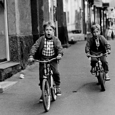 Barn på cyklar