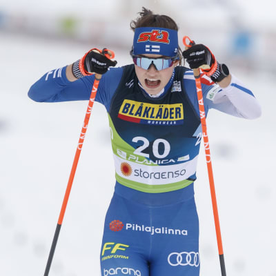Jasmin Kähärä åker skidor.