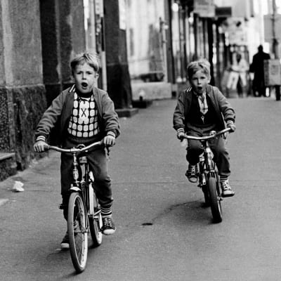 Barn på cyklar