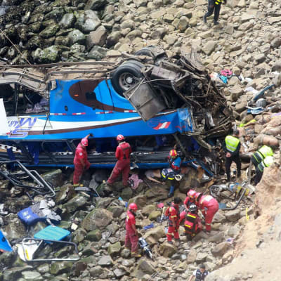 Buss störtade ner i Peru. 
