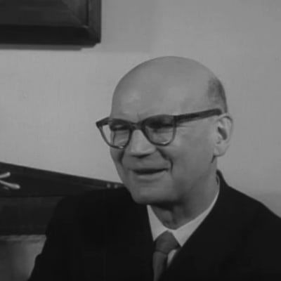 Presidentti Urho Kekkonen ensimmäistä pävää Presidentinlinnassa 1956