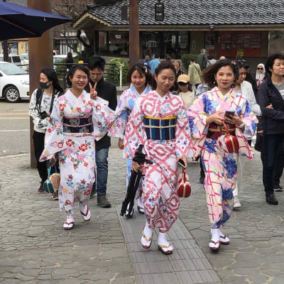 Att hyra kimono och gå runt som en geisha är populärt särskilt bland kinesiska turister. 