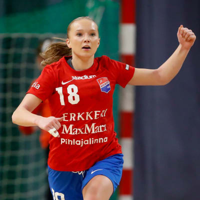 Linnea Aula firar ett mål.