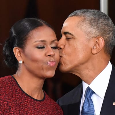 Barack Obama suuteli vaimoaan Michellea Valkoisessa talossa ennen Donald Trumpin virkaanastujaisia.