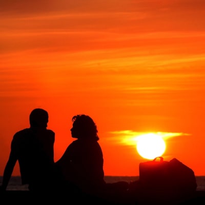 Ett kubansk par njuter av solnedgången i Havanna. 