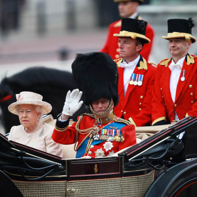 Prinssi Philip tervehtii katsojia vaunuista Trooping of the Colour -seremoniassa kesäkuussa 2015.