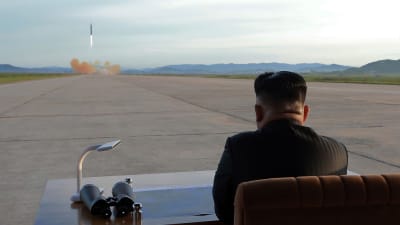 Nordkoreas ledare Kim Jong-un följer med en provskjutning av en missil.