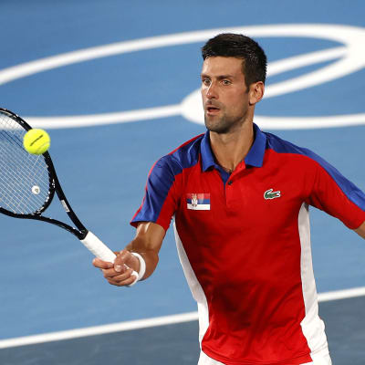 Novak Djokovic slår bollen.