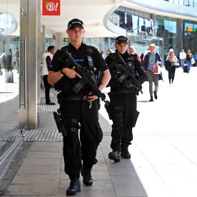 Kaksi poliisia kävelee kadulla