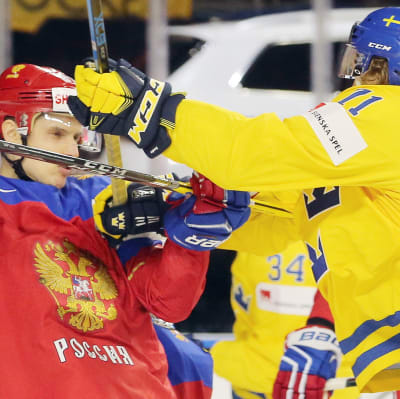 En svensk och en rysk spelare spelar hårt mot varandra.