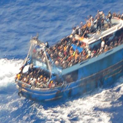 Migranter ombord på ett fiskefartyg i vattnen utanför Peloponnesos kust i Grekland.