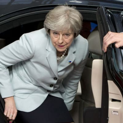 Den brittiska premiärministern Theresa May stiger ur en bil inför ett möte i Bryssel den 24 november. 