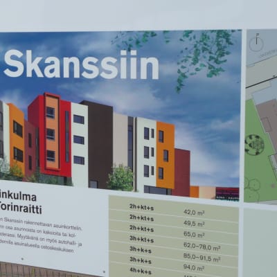Hartelan kyltti, jossa mainostetaan Skanssiin kohoavia kerrostaloja.