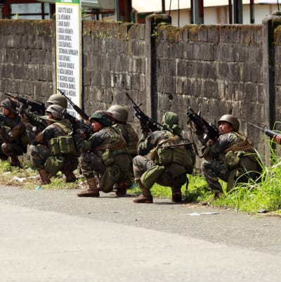 Militär i Marawi kämpar mot extremister.