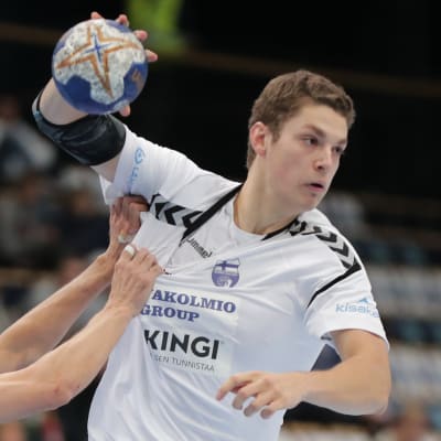 Max Granlund försöker göra mål mot Ryssland i VM-kvalet i handboll.