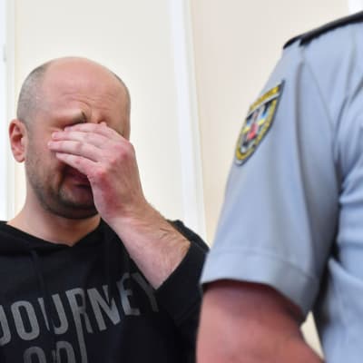 Arkadi Babtšenko puhkesi itkuu lehdistötilaisuudessa 30. toukokuuta.