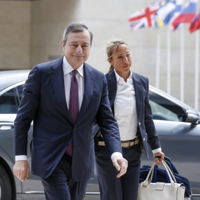 Euroopan keskuspankin johtaja Mario Draghi saapui euroryhmän kokoukseen torstaina.
