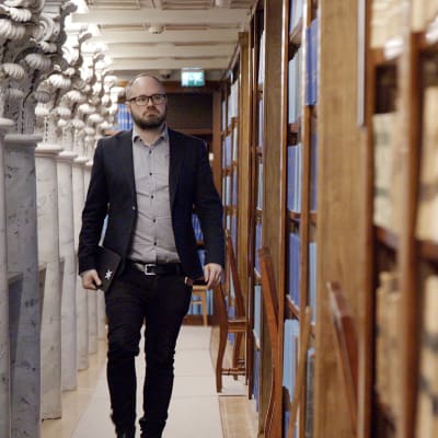 Tuomas Enbuske går i en gång