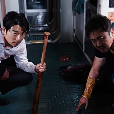 Veren tahrimat eteläkorealaisen pikajunan matkustajat kyyristelevät junanvaunun lattialla kauhuelokuvassa Juna Busaniin