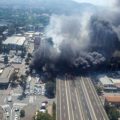 Enorm explosion i trafikolycka i Bologna.