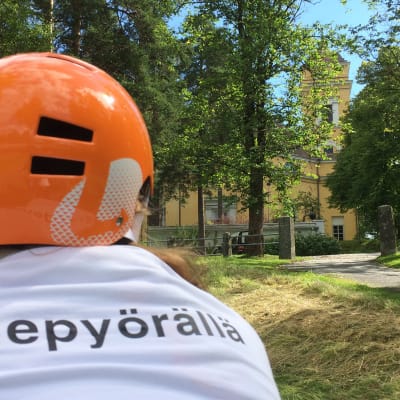 Mari Vesanummi ihailee Nokian kirkkoa.