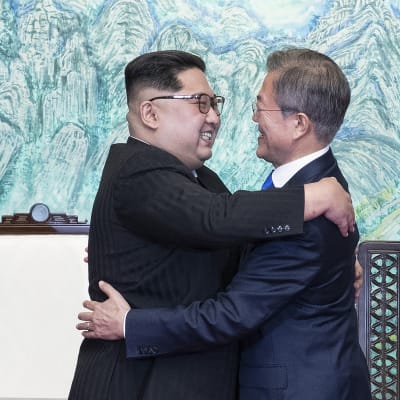 Pohjois-Korean johtaja Kim Jong-Un (vas.) ja Etelä-Korean presidentti Moon Jae-Inin.