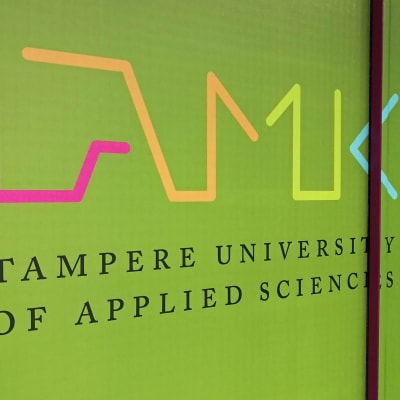 Tampereen ammattikorkeakoulun logo ovessa