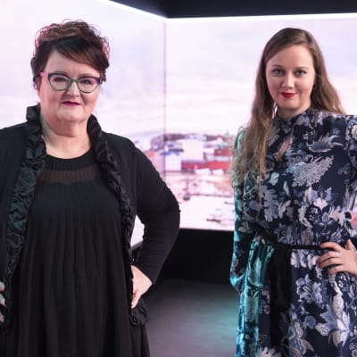 Kuvassa Helsingin Sanomien toimittaja Anna-Stiina Nykänen (vas.) ja Trendi lehden päätoimittaja Mari Karsikas (oik.).