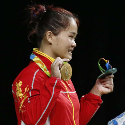 Världsrekord och OS-guld blev Deng Weis saldo i tisdagens tävling i tyngdlyftning.