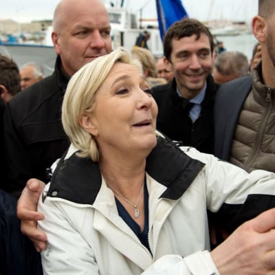 Marine Le Pen tapasi kannattajiaan Le Grau-du-Roissa, etelä-Ranskassa torstaina.