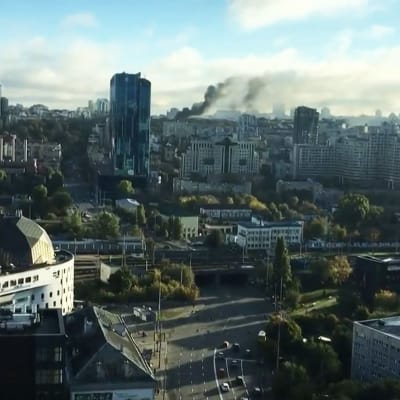 Savupatsaita nousee Kiovassa kaupunkiin tehtyjen ohjusiskujen jälkeen.