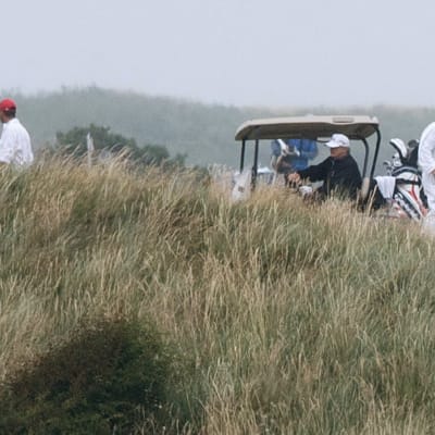 Trump golfkärryssä Turnberryn kentällään Britannian työvierailun yhteydessä heinäkuussa 2018.