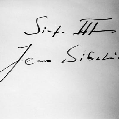 Jean Sibeliuksen nimikirjoitus ja teksti: sinfonia III.