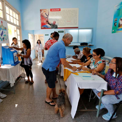 Kuubalaisia antamassa äänensä uudesta perustuslaista Havannassa 24. helmikuuta 2019.